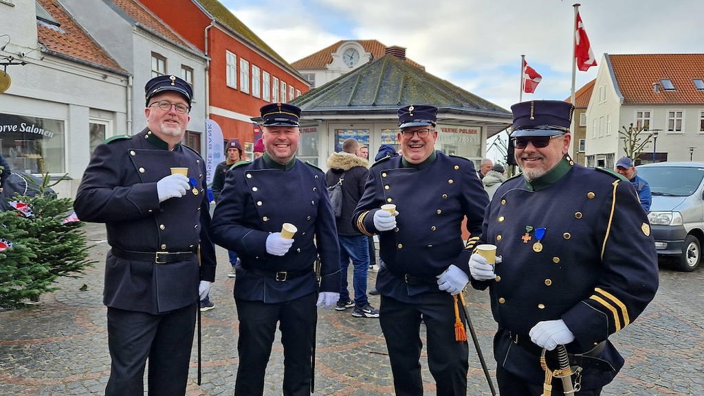 Assens Borgerlige Politikorps viste også deres smilende ansigter på torvet i forbindelse med PRE-starten.
(Foto: rallypics.dk – Viggo Johansen)